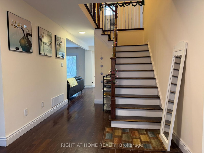 266 London Rd, Newmarket, L3Y 6K8 | Image 2