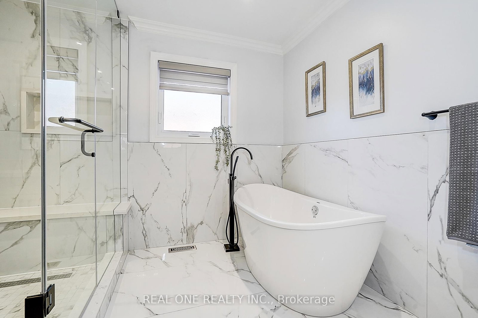 Detached House for sale at 4 Casson Place, Markham, Ontario, L3R 0G2 - Unionville - MLS: N12976324