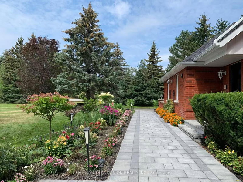 5 Dafoe Crt, Aurora, L4G 7C8 | Image 2