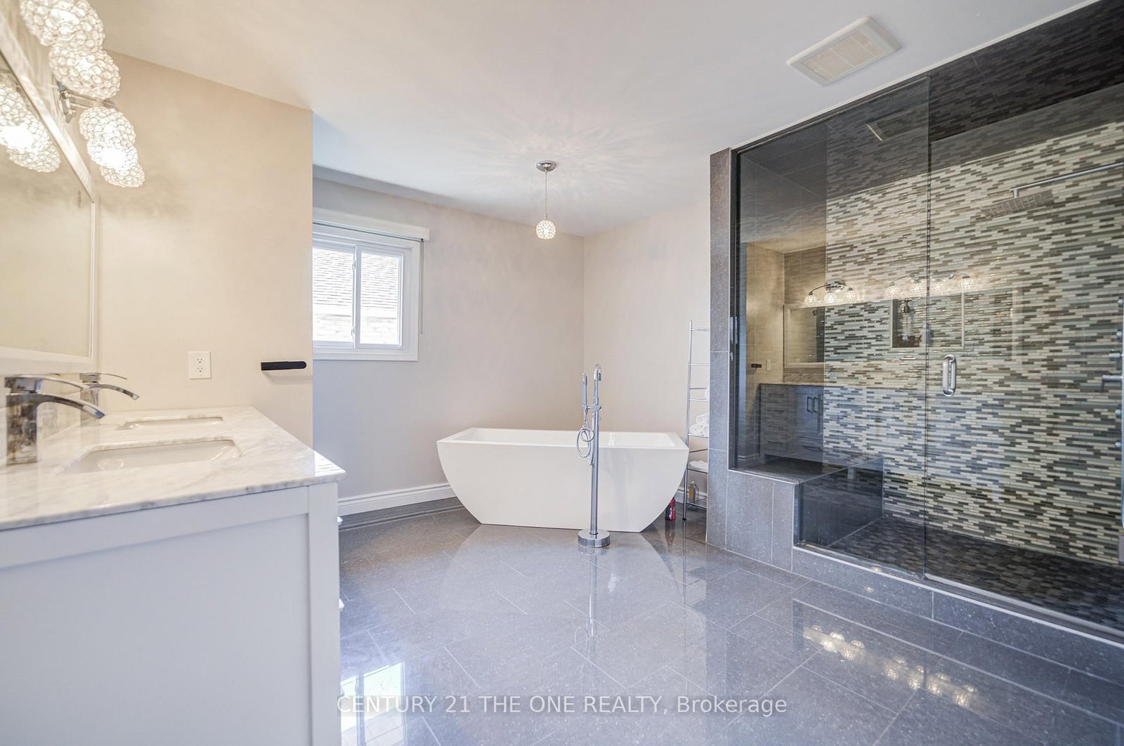 Detached House for sale at 21 Larratt Lane, Richmond Hill, Ontario, L4C 9J1 - Westbrook - MLS: N12976576