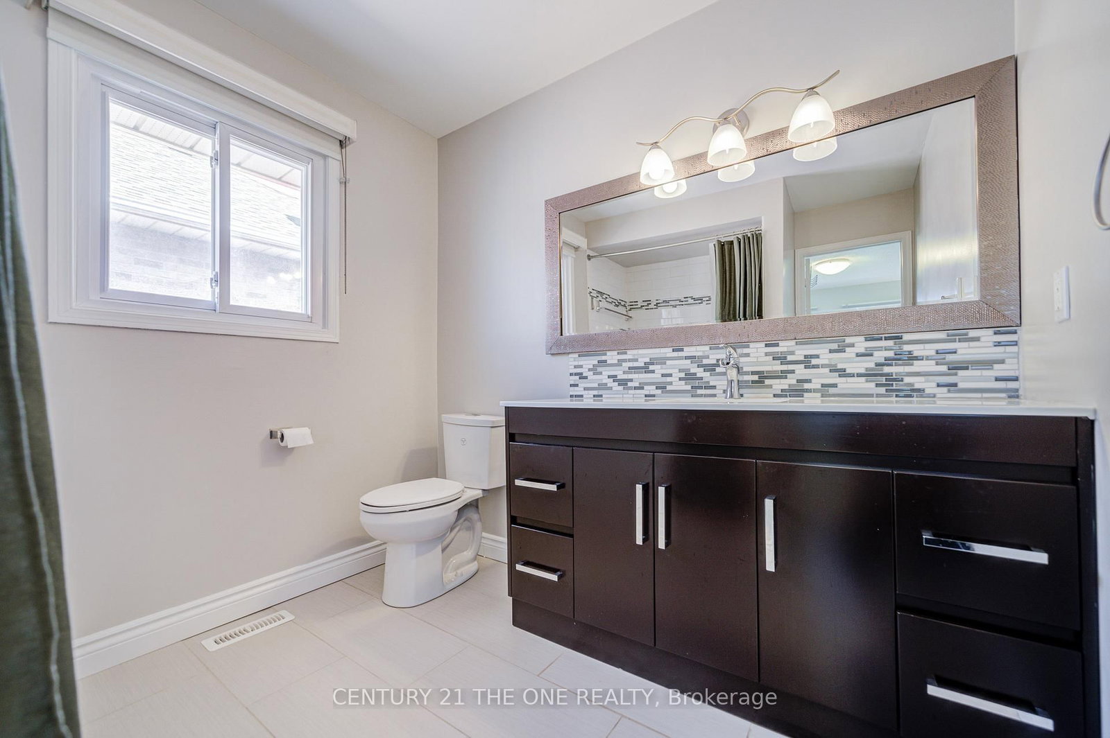 Detached House for sale at 21 Larratt Lane, Richmond Hill, Ontario, L4C 9J1 - Westbrook - MLS: N12976576