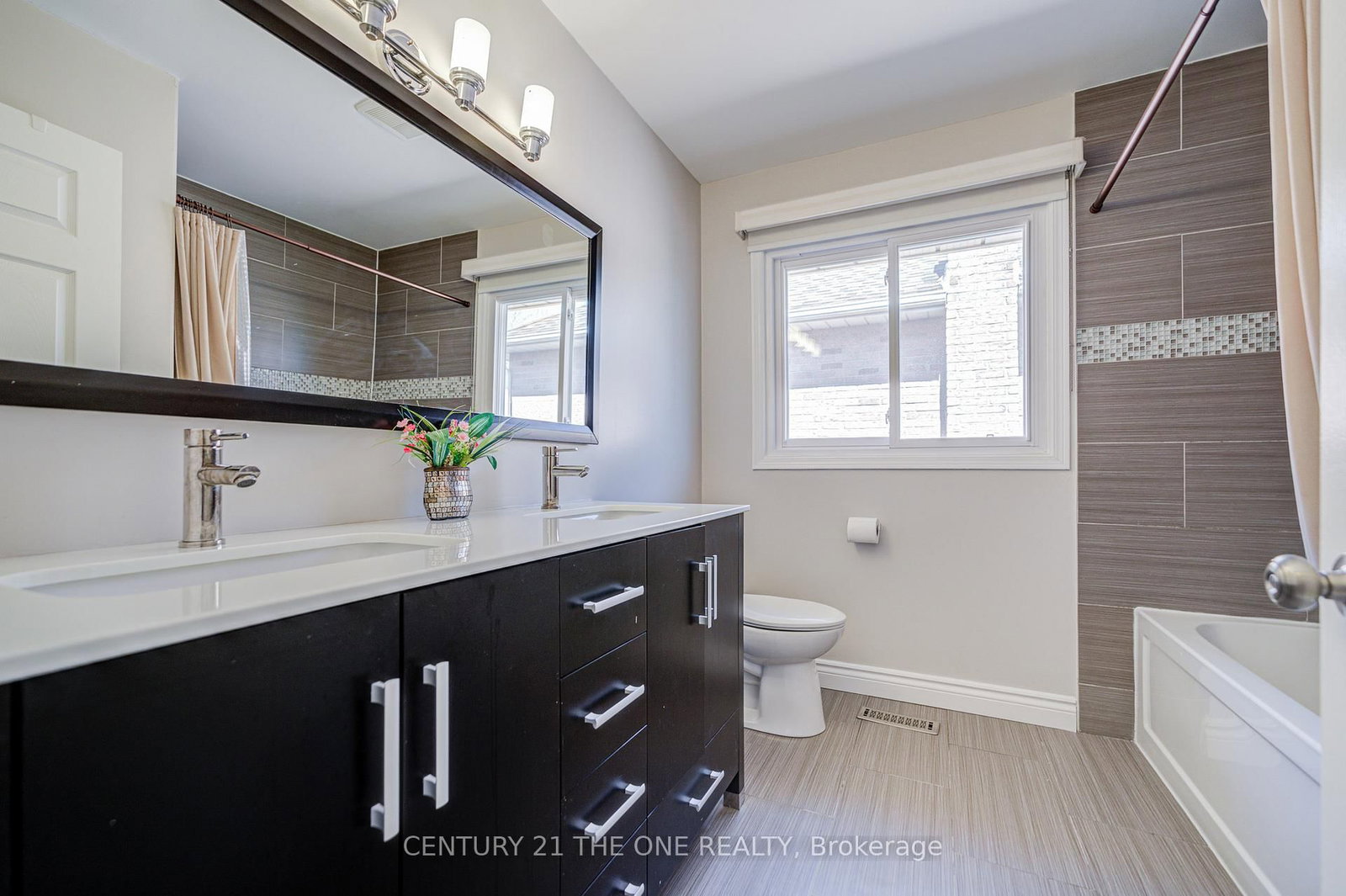 Detached House for sale at 21 Larratt Lane, Richmond Hill, Ontario, L4C 9J1 - Westbrook - MLS: N12976576