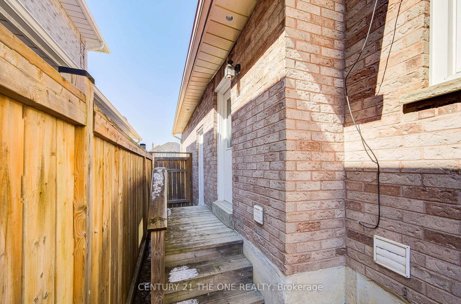 Detached House for sale at 21 Larratt Lane, Richmond Hill, Ontario, L4C 9J1 - Westbrook - MLS: N12976576