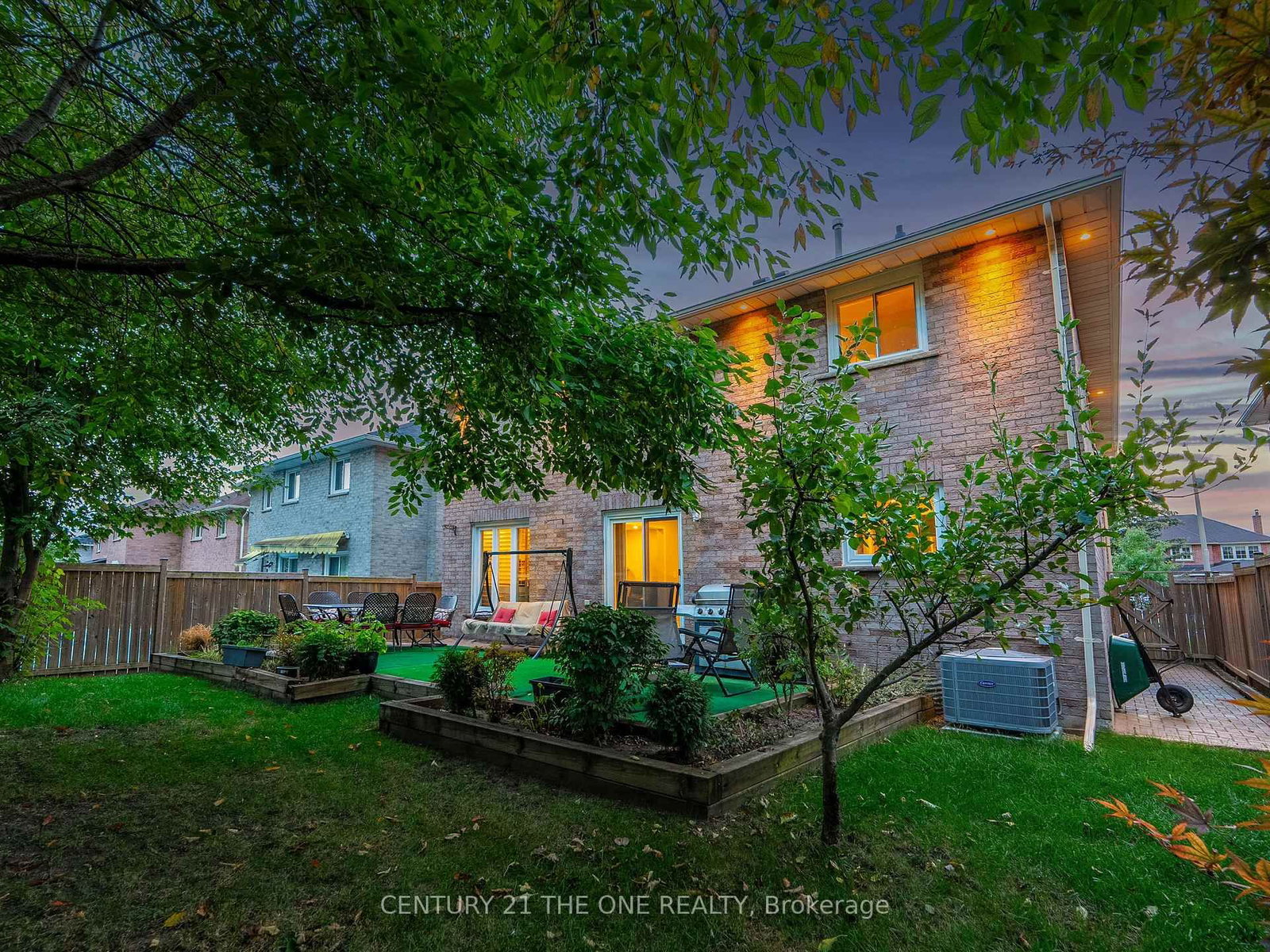 Detached House for sale at 21 Larratt Lane, Richmond Hill, Ontario, L4C 9J1 - Westbrook - MLS: N12976576