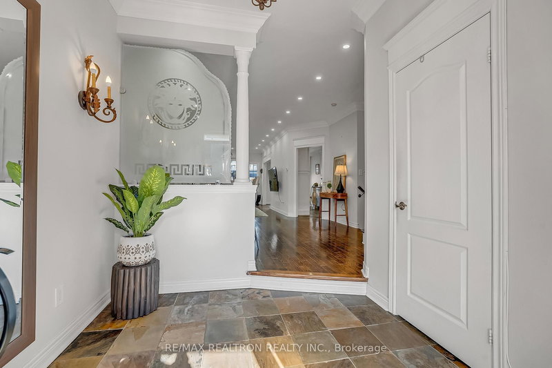 25 Kingsbridge Circ, Vaughan, L4J 8N8 | Image 3