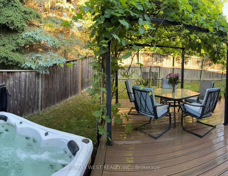 303 King St E, East Gwillimbury, L0G 1M0 | Image 2