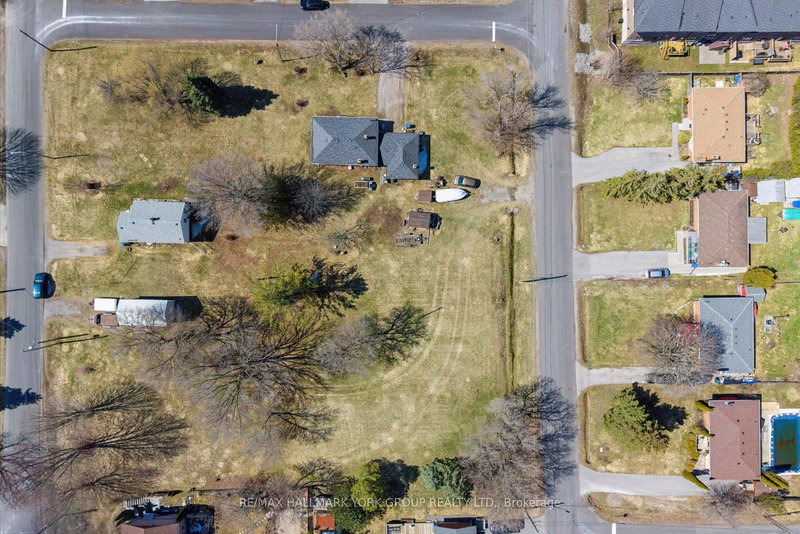 211 East St, East Gwillimbury, L9N 1K6 | Image 3