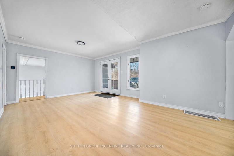 300 Metro Rd N, Georgina, L4P 3C8 | Image 2