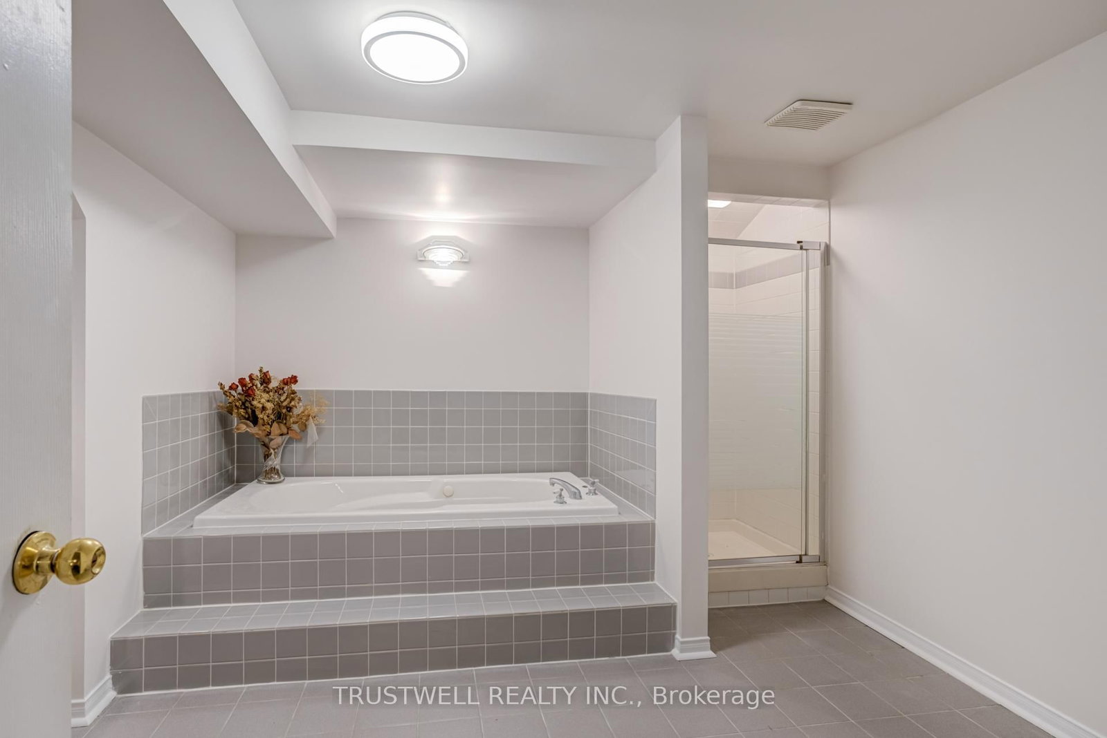 Detached House for sale at 82 Long Island Crescent, Markham, Ontario, L3P 7L8 - Markville - MLS: N12978846