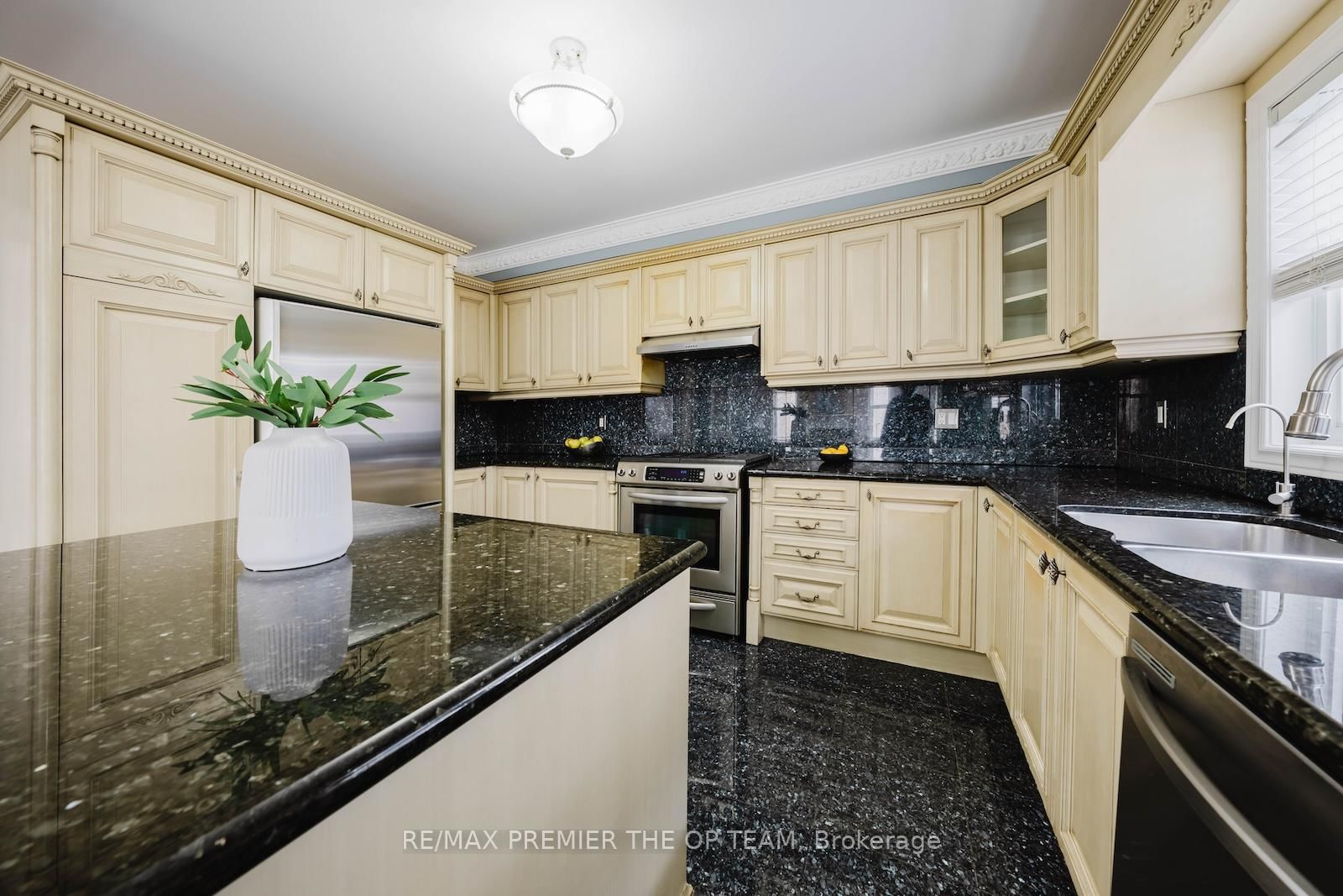 Detached House for sale at 16 St Michele Place, Vaughan, Ontario, L4H 1H3 - Islington Woods - MLS: N12979408