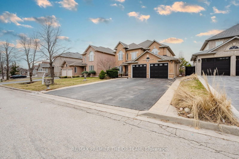 16 St Michele Pl, Vaughan, L4H 1H3 | Image 2