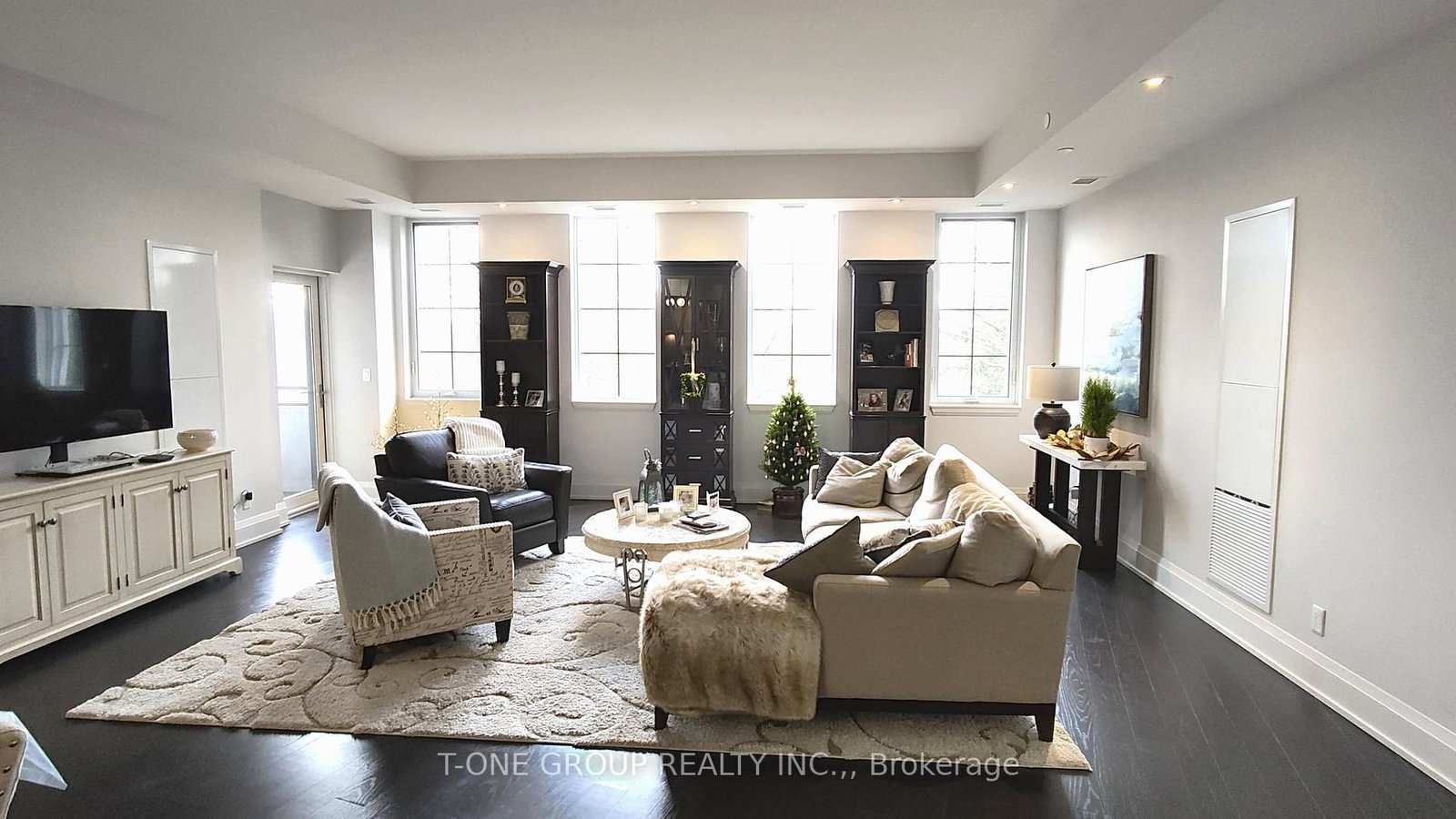 20 Fred Varley Drive, Unit 330