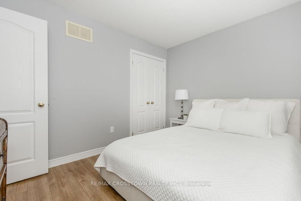 Detached House for sale at 8 Brownley Lane, Essa, Ontario, L0M 1B0 - Angus - MLS: N12979456