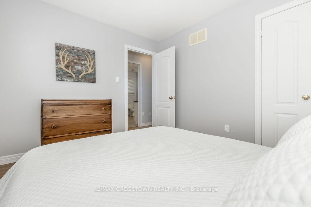 Detached House for sale at 8 Brownley Lane, Essa, Ontario, L0M 1B0 - Angus - MLS: N12979456