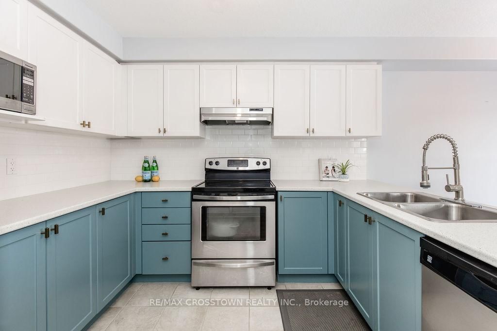 Detached House for sale at 8 Brownley Lane, Essa, Ontario, L0M 1B0 - Angus - MLS: N12979456