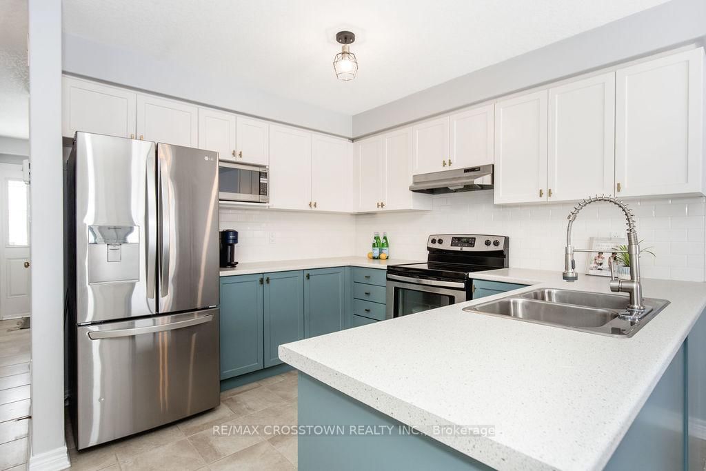 Detached House for sale at 8 Brownley Lane, Essa, Ontario, L0M 1B0 - Angus - MLS: N12979456