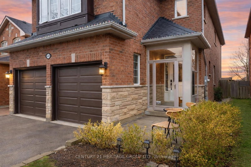 489 Menczel Cres, Newmarket, L3X 2P6 | Image 2