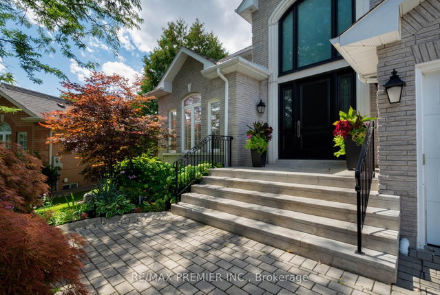 90 Shamrock Crescent