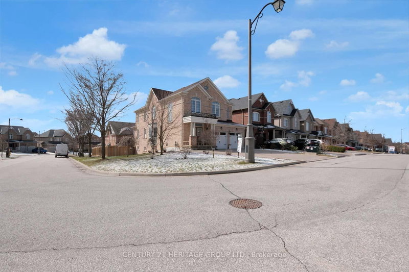 13 Herefordshire Cres NE, Newmarket, L9N 0B7 | Image 3