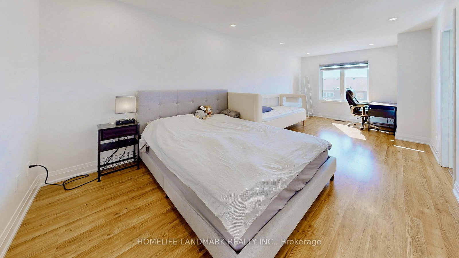 Semi-Detached House for sale at 32 Arco Circle, Vaughan, Ontario, L6A 3Z7 - Maple - MLS: N12980506