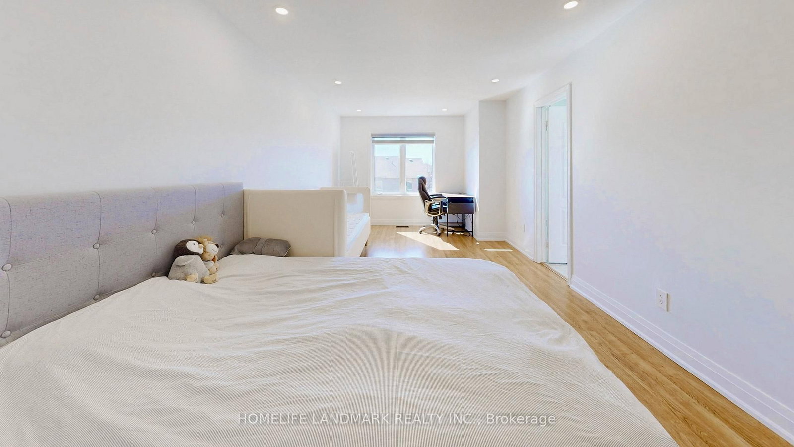 Semi-Detached House for sale at 32 Arco Circle, Vaughan, Ontario, L6A 3Z7 - Maple - MLS: N12980506