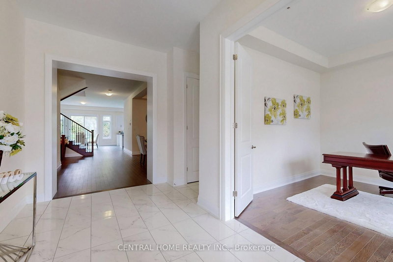 27 Upbound Crt, East Gwillimbury, L9N 0E5 | Image 2