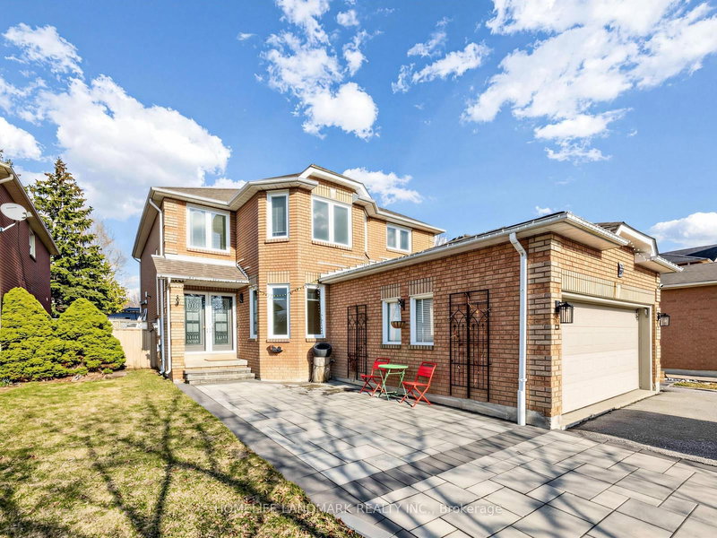 887 College Manor Dr, Newmarket, L3Y 8G9 | Image 2