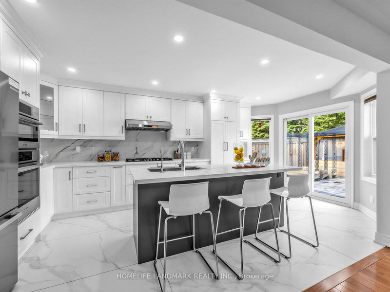 887 College Manor Dr, Newmarket, L3Y 8G9 | Image 3