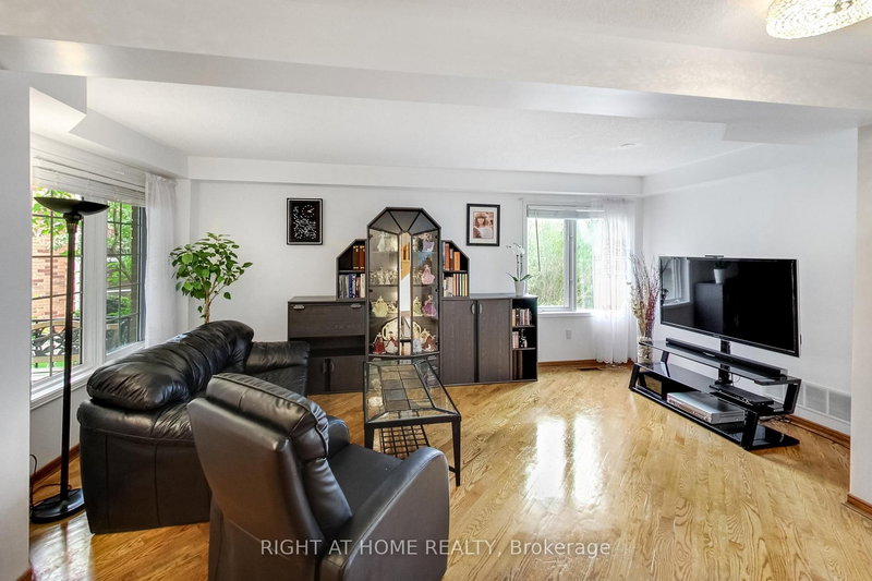 28 Foxtail Rdge, Newmarket, L3X 1Z6 | Image 3