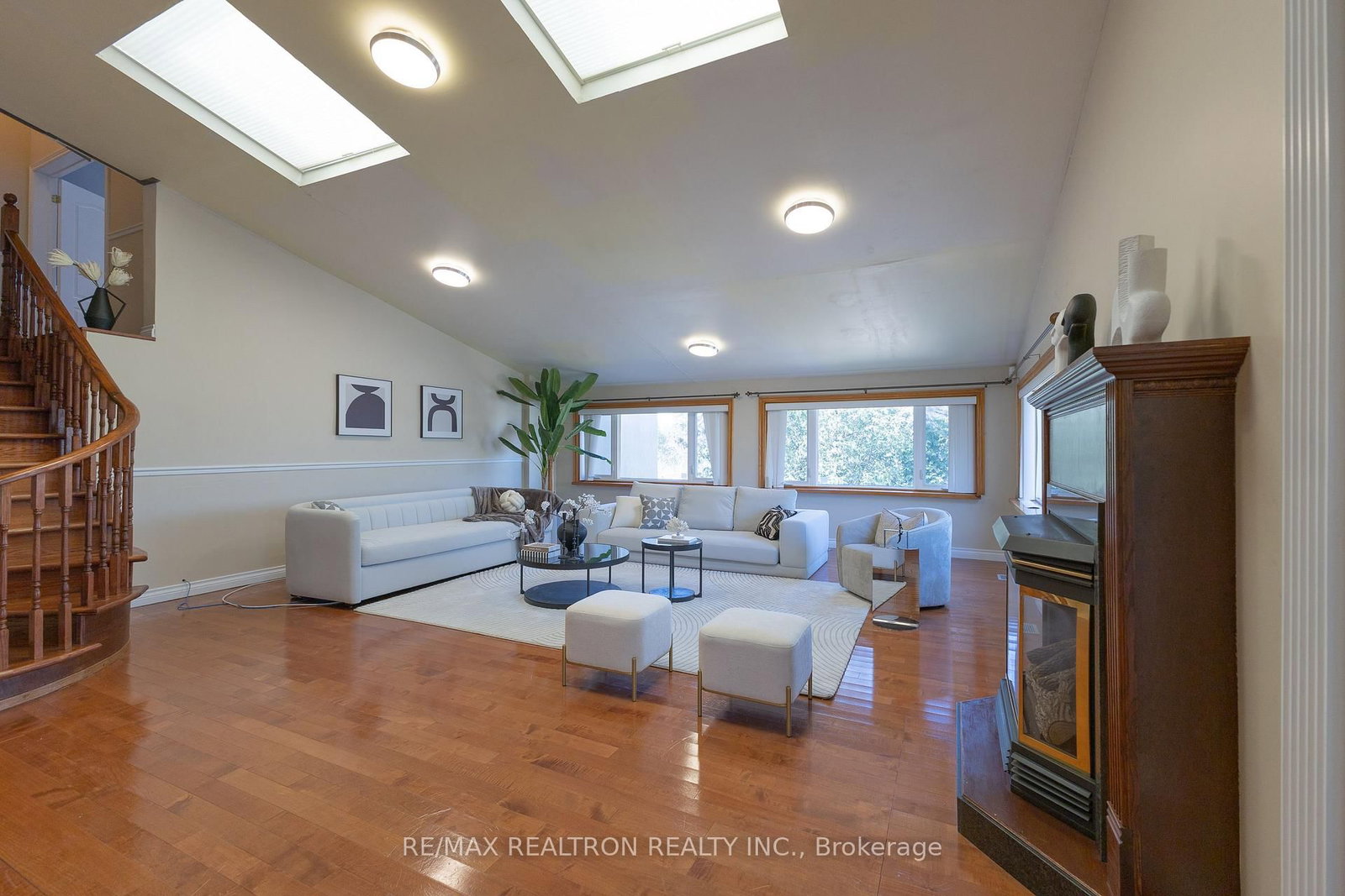 Detached House for sale at 142 Hillsview Drive, Richmond Hill, Ontario, L4C 1T2 - Observatory - MLS: N12981042