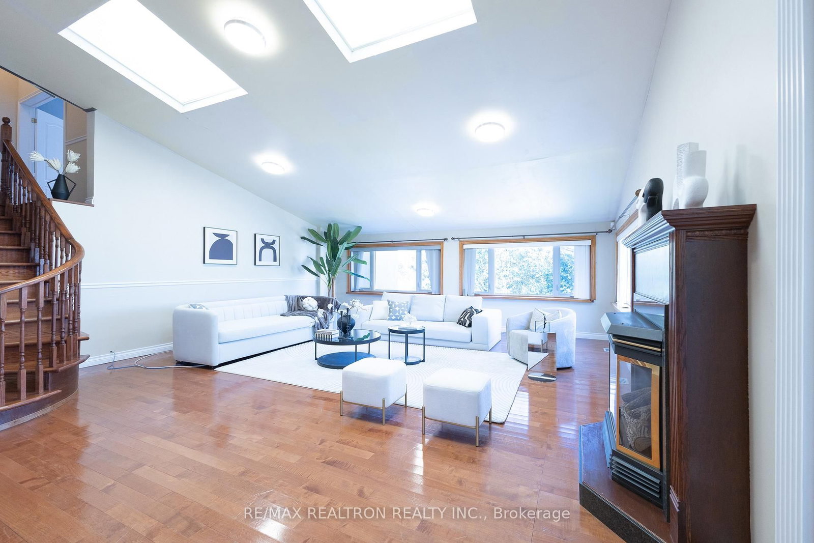 Detached House for sale at 142 Hillsview Drive, Richmond Hill, Ontario, L4C 1T2 - Observatory - MLS: N12981042