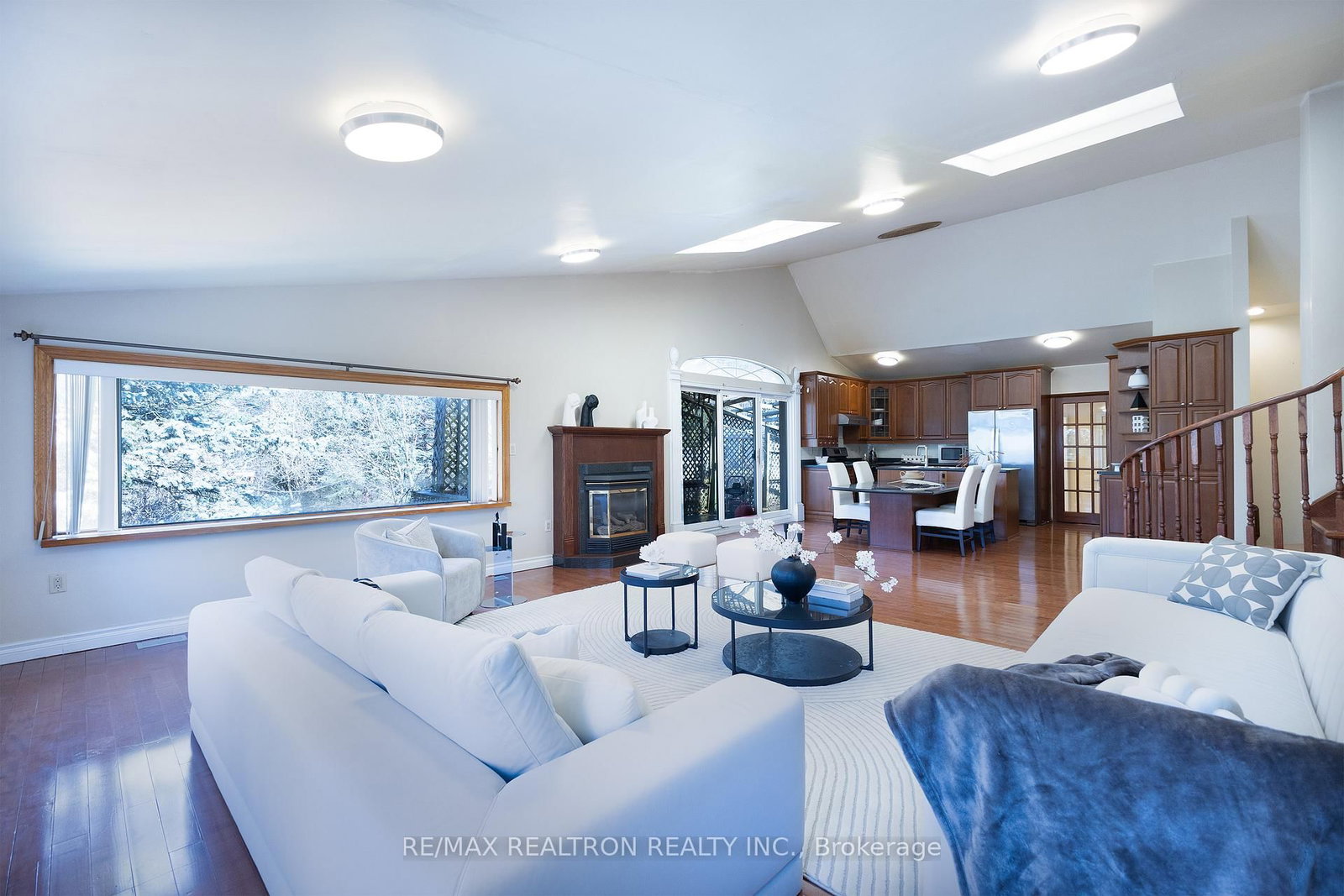 Detached House for sale at 142 Hillsview Drive, Richmond Hill, Ontario, L4C 1T2 - Observatory - MLS: N12981042