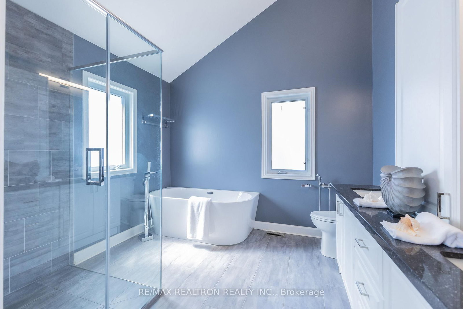 Detached House for sale at 142 Hillsview Drive, Richmond Hill, Ontario, L4C 1T2 - Observatory - MLS: N12981042