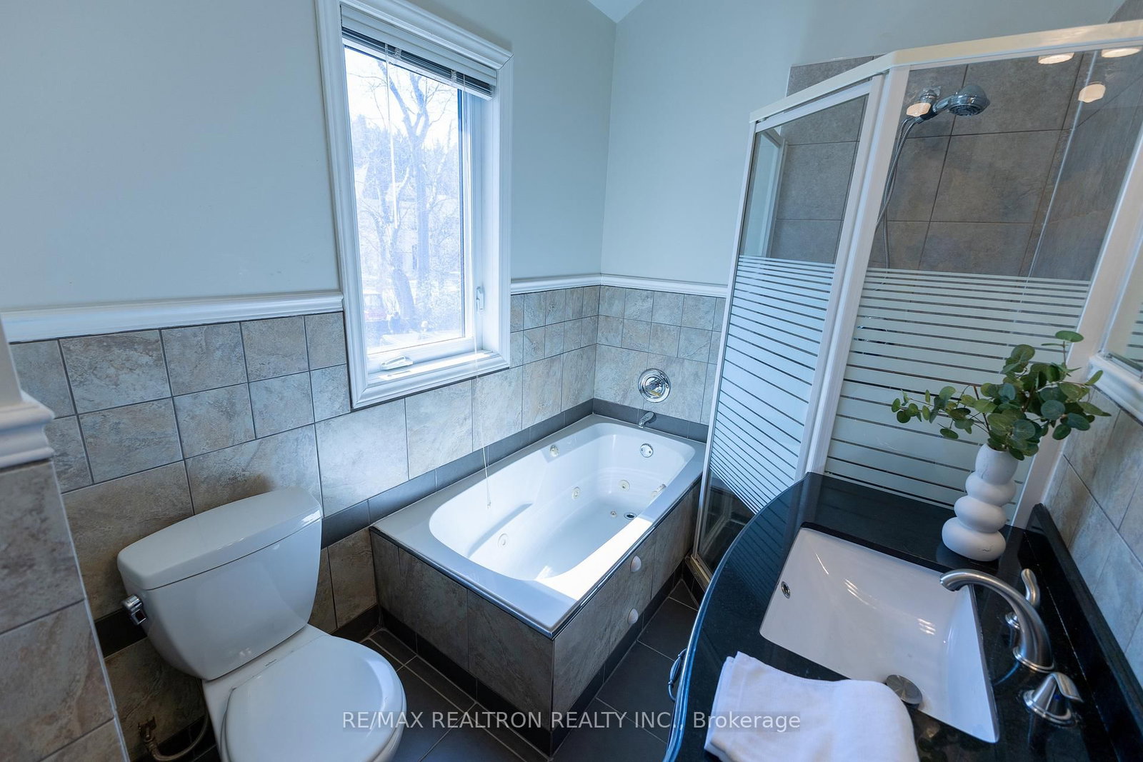 Detached House for sale at 142 Hillsview Drive, Richmond Hill, Ontario, L4C 1T2 - Observatory - MLS: N12981042