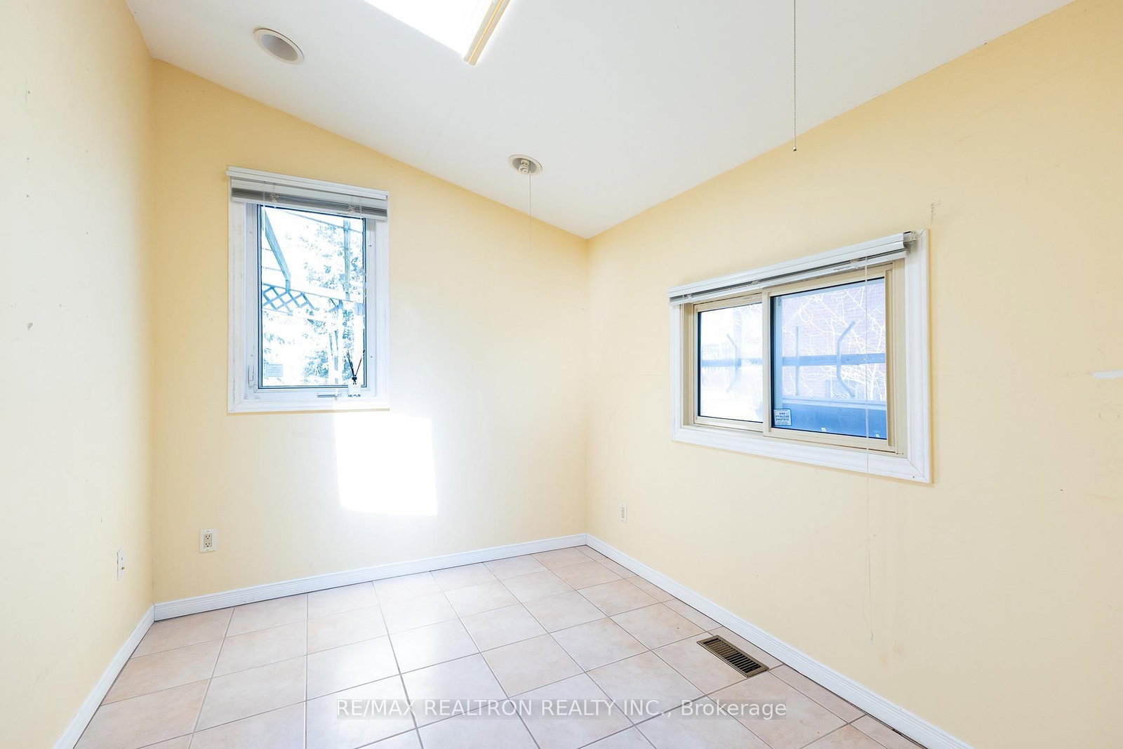 Detached House for sale at 142 Hillsview Drive, Richmond Hill, Ontario, L4C 1T2 - Observatory - MLS: N12981042