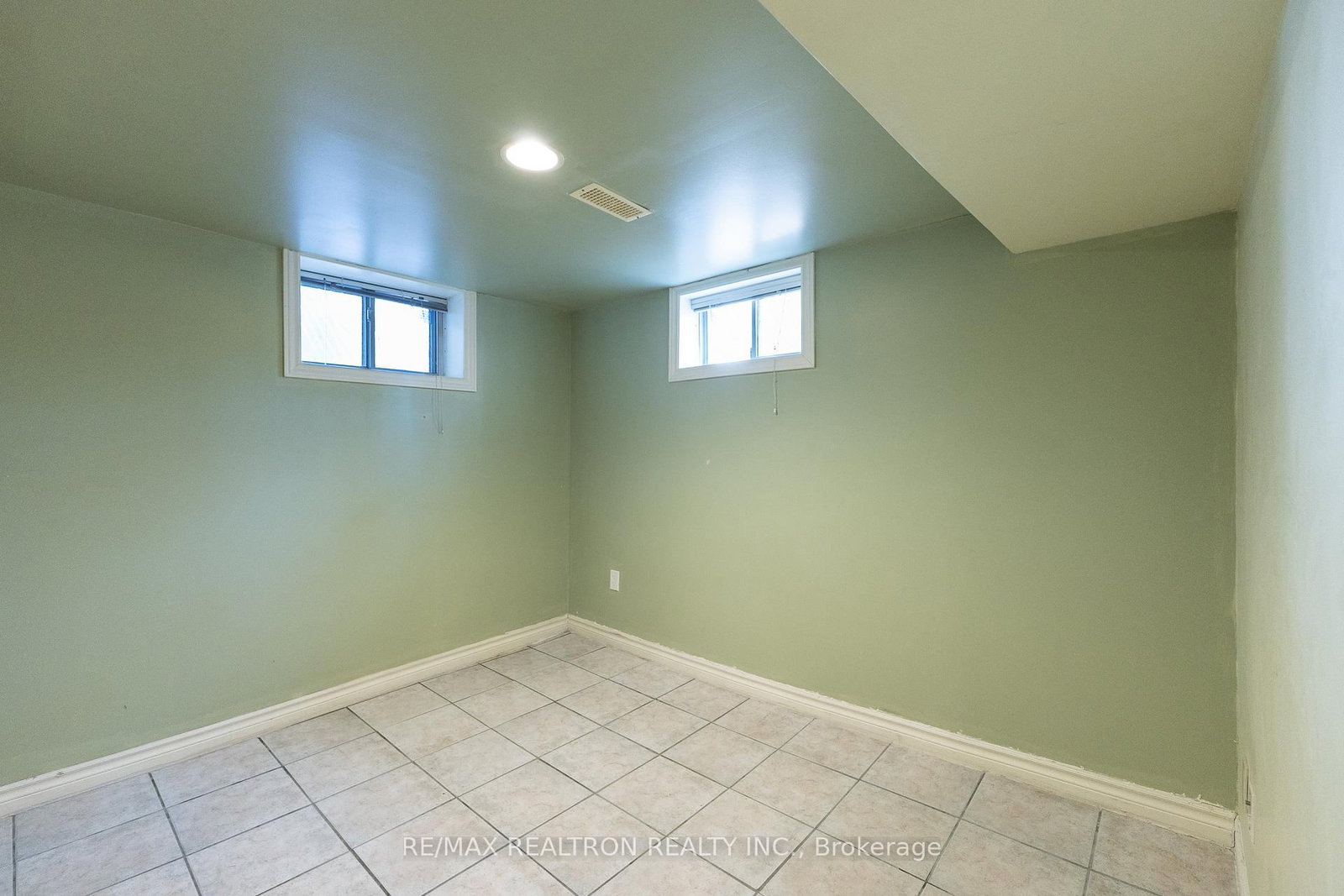 Detached House for sale at 142 Hillsview Drive, Richmond Hill, Ontario, L4C 1T2 - Observatory - MLS: N12981042