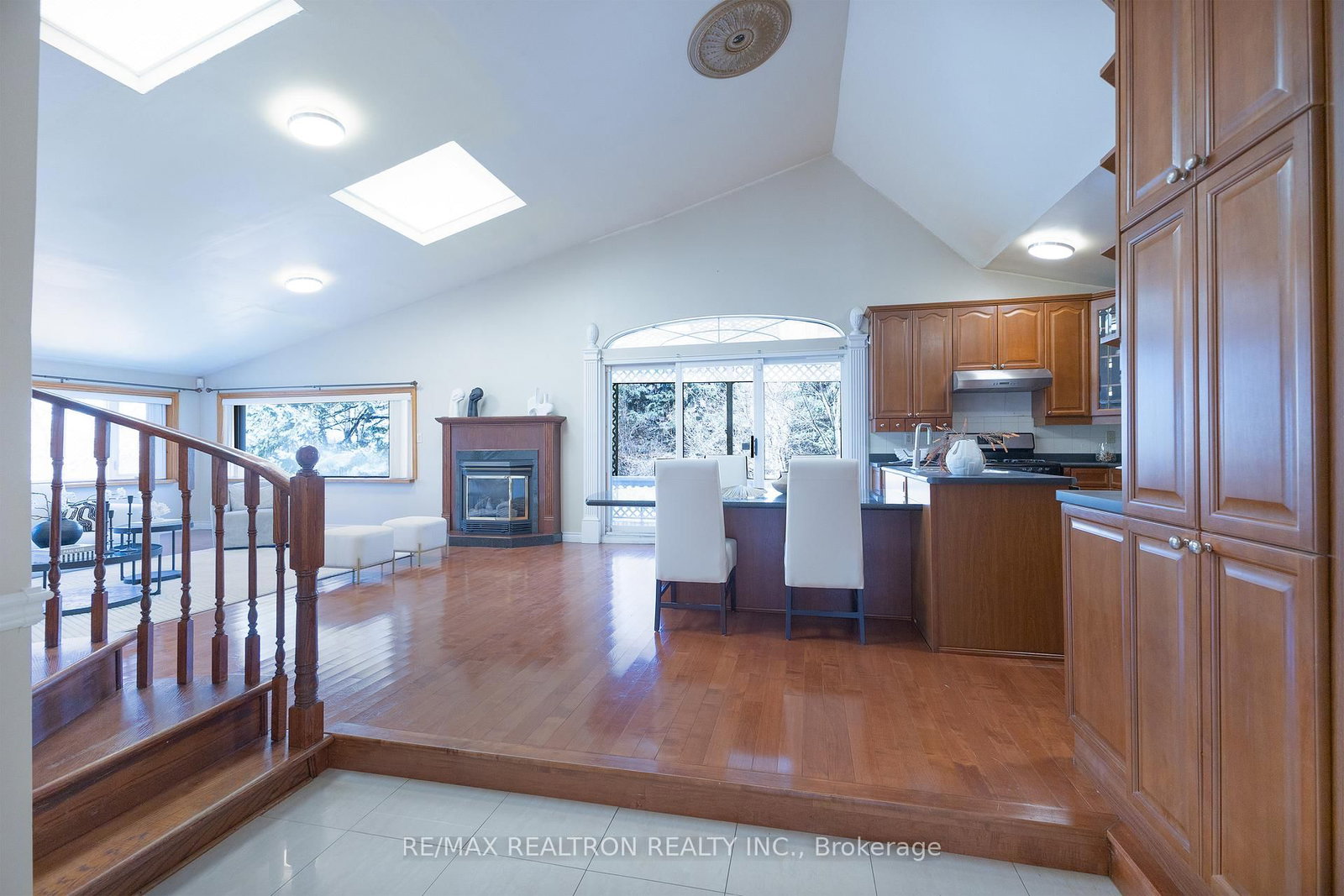 Detached House for sale at 142 Hillsview Drive, Richmond Hill, Ontario, L4C 1T2 - Observatory - MLS: N12981042