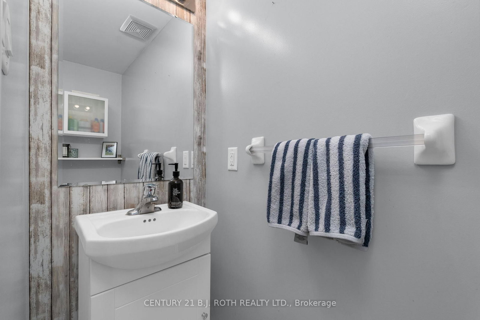 Townhouse for sale at 35 Mccann Lane, Essa, Ontario, L0M 1B4 - Angus - MLS: N12981600