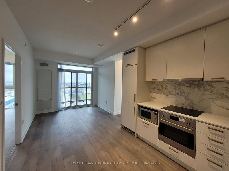 1016 - 10 Honeycrisp Cres, Vaughan, L4K 0M7 | Image 3