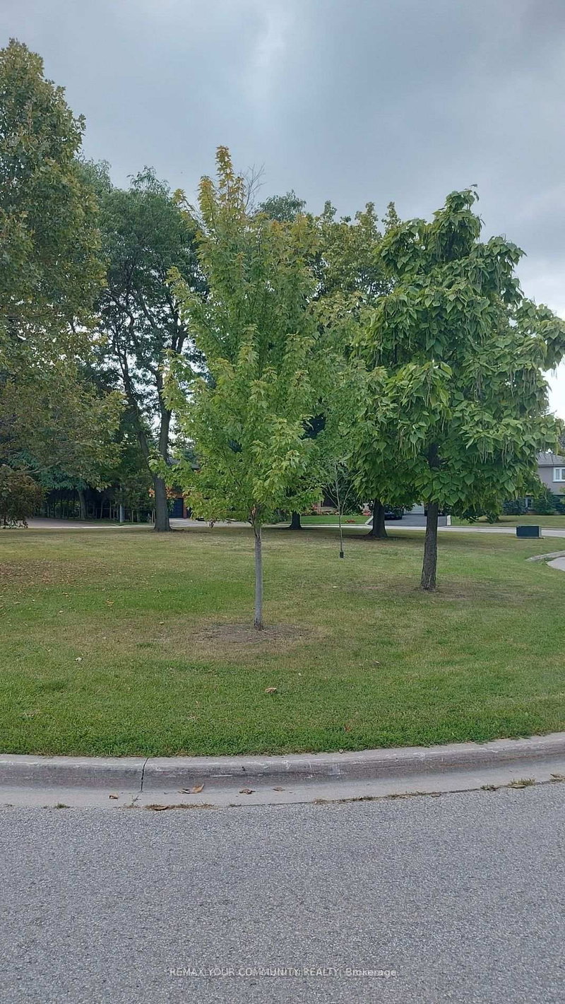 30 Forest Circle Crt, Vaughan, L4L 1N9 | Image 2