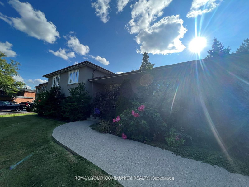 30 Forest Circle Crt, Vaughan, L4L 1N9 | Image 3