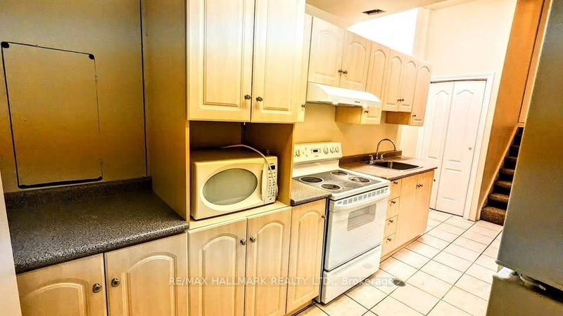 Lower - 166 Sail Cres, Vaughan, L6A 2Z2 | Image 3