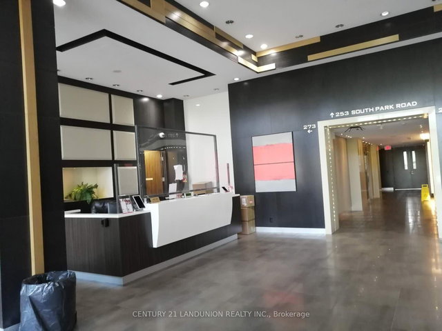 915 - 233 South Park Road