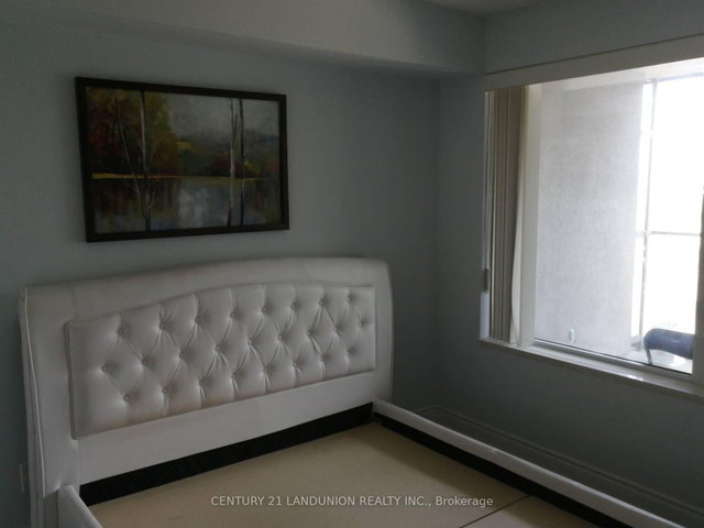 915 - 233 South Park Road