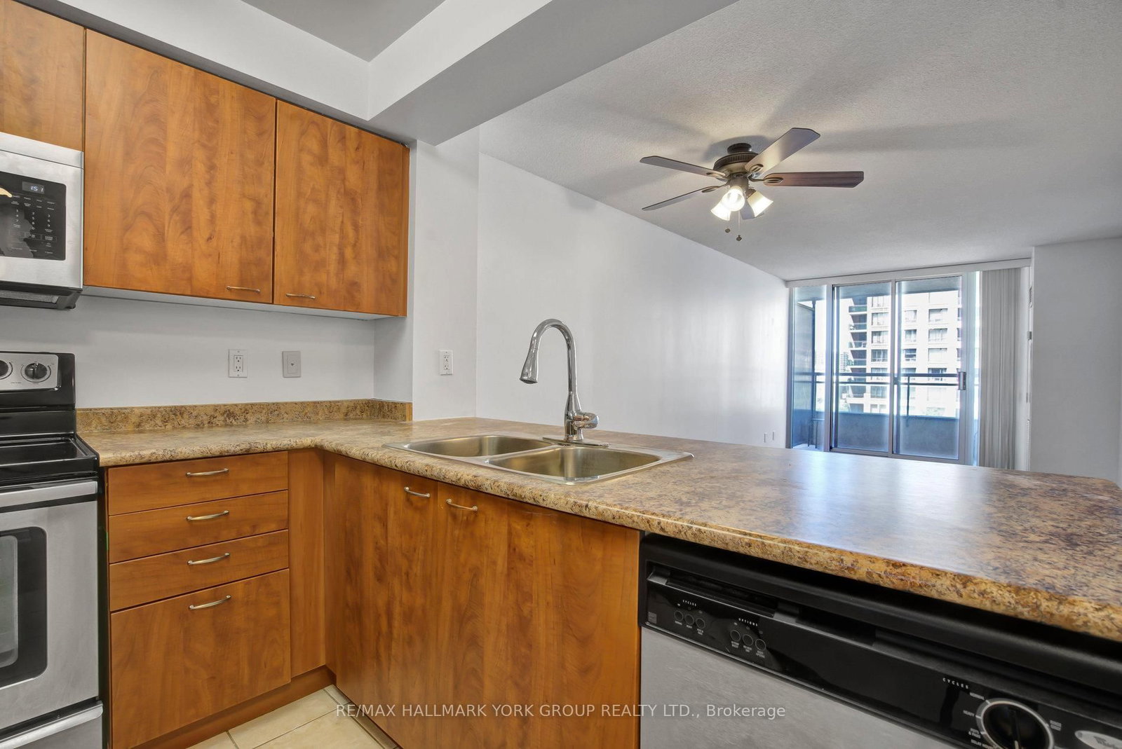 310 Red Maple Road, Unit 407 - Photo 17