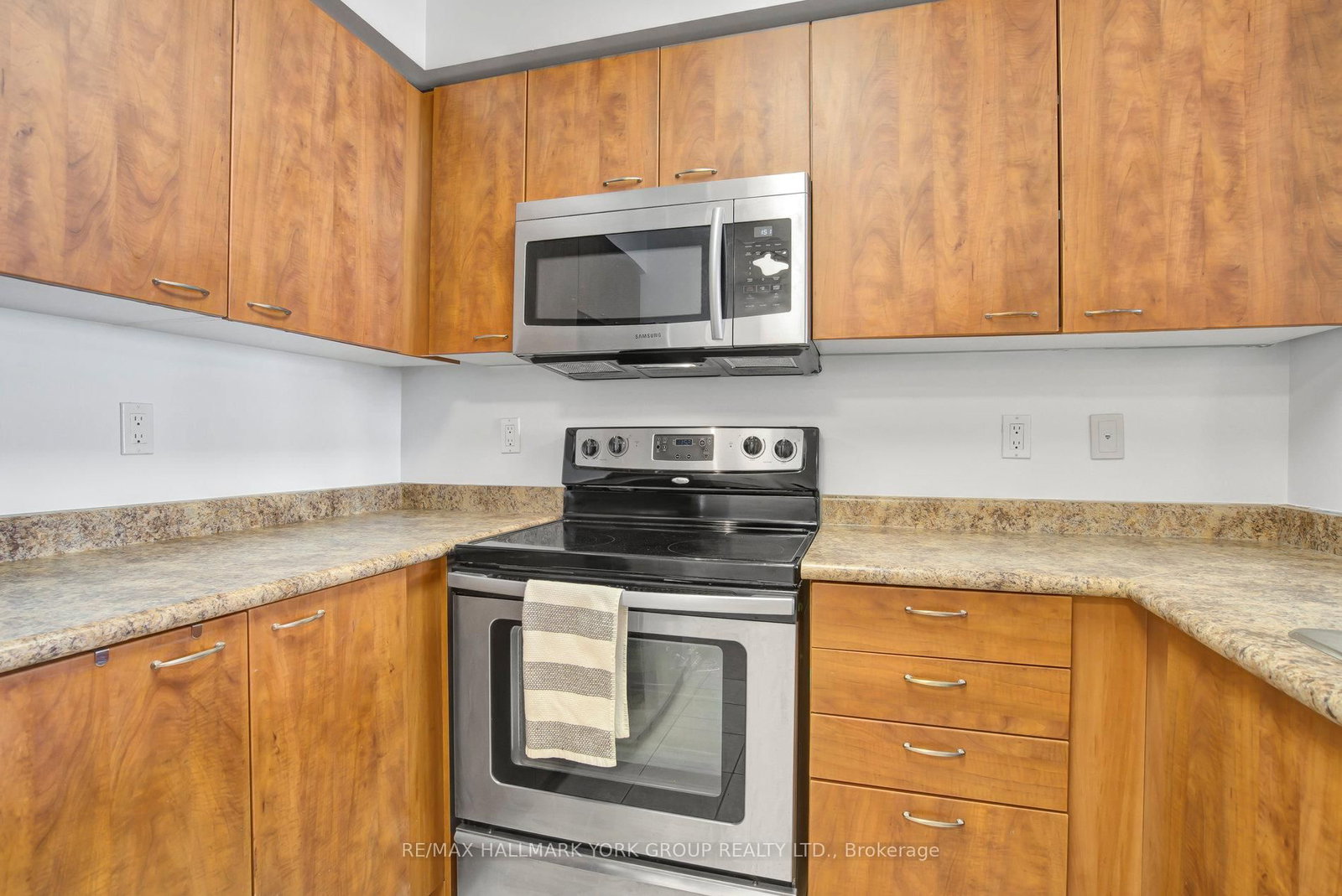 310 Red Maple Road, Unit 407 - Photo 18