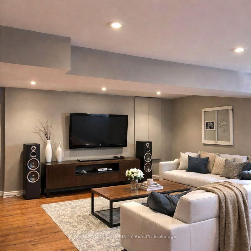 708 Mountview Pl, Newmarket, L3Y 3P7 | Image 2