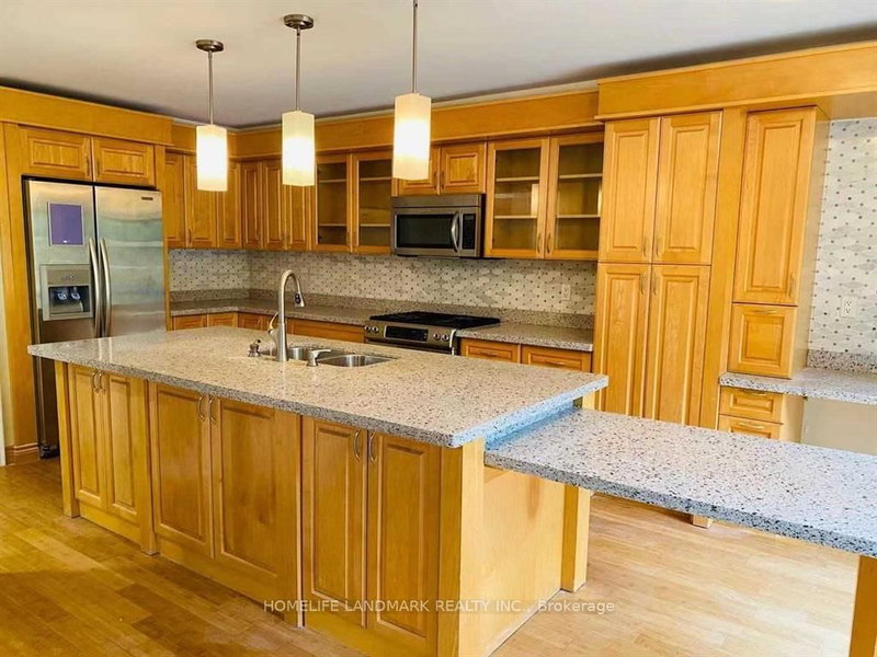 Main & 2nd - 168 Timpson Dr, Aurora, L4G 5N2 | Image 2