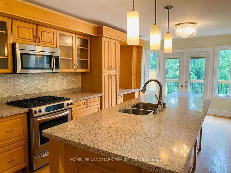 Main & 2nd - 168 Timpson Dr, Aurora, L4G 5N2 | Image 3