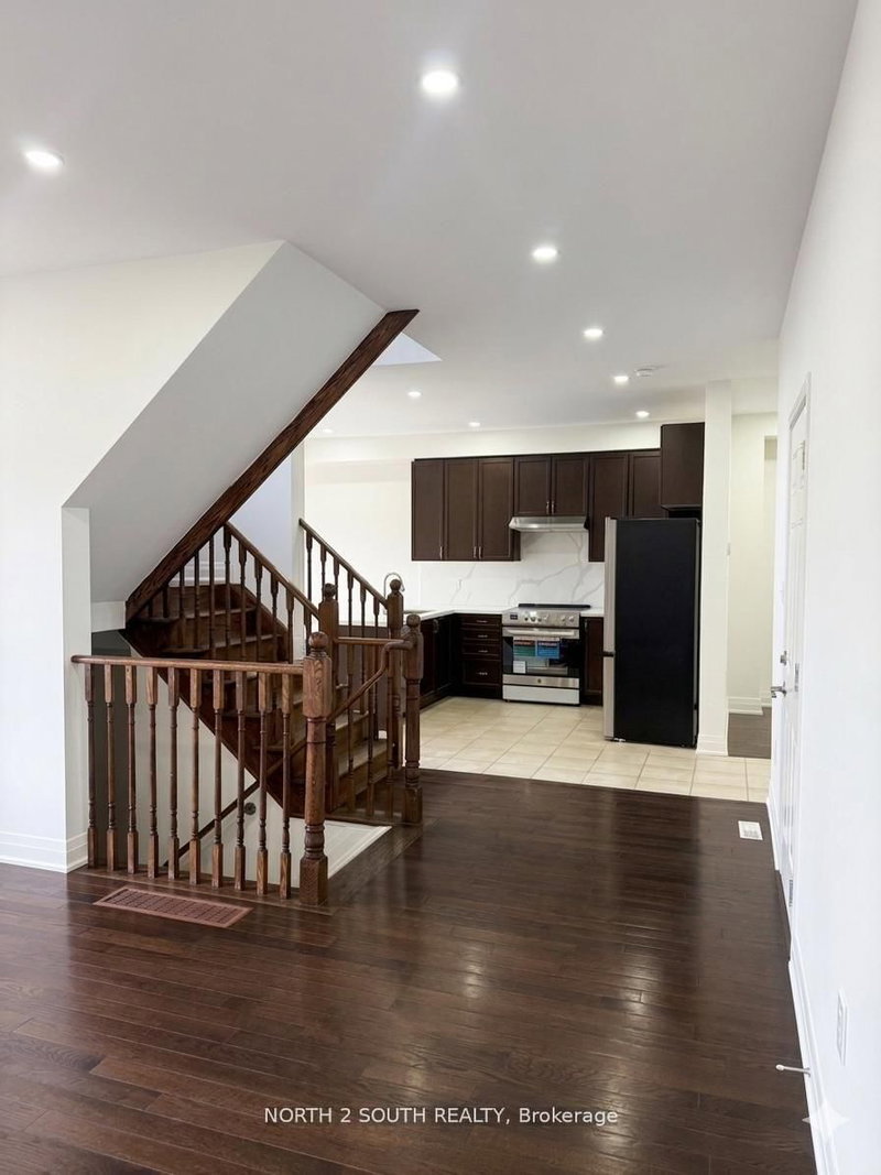 2271 Whitewood Cres, Innisfil, L9S 2B1 | Image 2